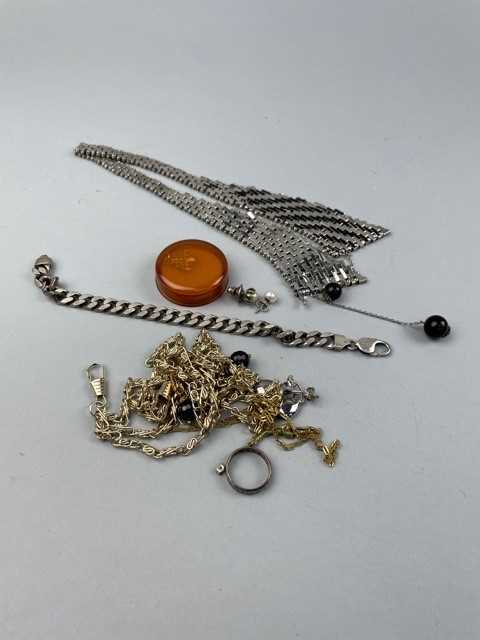 Lot 54 - A GROUP OF SILVER AND OTHER JEWELLERY