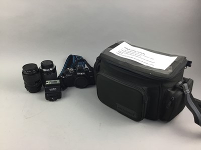 Lot 57 - A MINOLTA SLR CAMERA, ALONG WITH A FLASH GUN AND TWO LENSES
