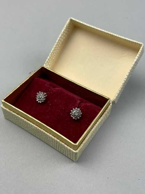 Lot 68 - A PAIR OF GOLD AND DIAMOND CLUSTER EARRINGS