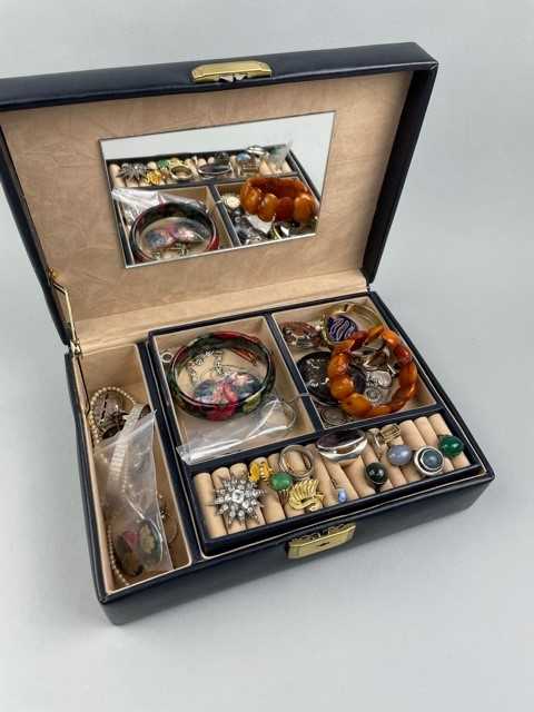 Lot 92 - A COLLECTION OF COSTUME JEWELLERY
