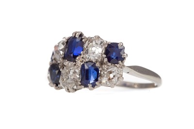 Lot 417 - A SAPPHIRE AND DIAMOND RING