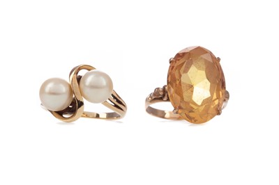 Lot 1330 - A FAUX PEARL RING AND AN ORANGE GEM SET RING