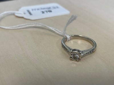 Lot 270 - A DIAMOND SOLITAIRE RING