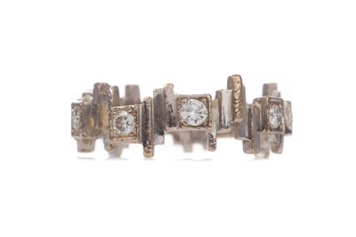 Lot 1329 - AN ABSTRACT DIAMOND RING