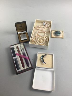 Lot 40 - A COLLECTION OF COSTUME JEWELLERY AND OTHER ITEMS