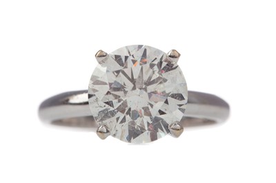Lot 1350 - A CERTIFICATED TREATED DIAMOND SOLITAIRE RING