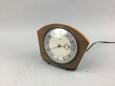 Lot 351 - A MID-CENTURY METAMEC MANTEL CLOCK AND OTHER ITEMS