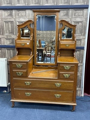 Lot 366 - AN EARLY 20TH CENTURY OAK DRESSING CHEST