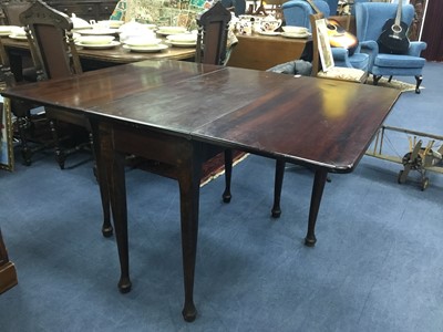 Lot 156 - AN EARLY 20TH CENTURY MAHOGANY DROP LEAF DINING TABLE