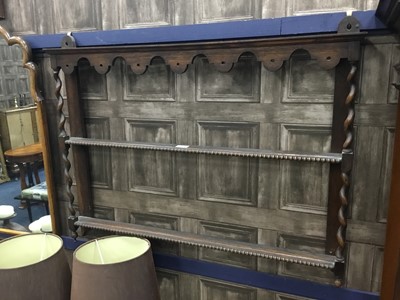 Lot 407 - A SMALL OAK OPEN PLATE RACK