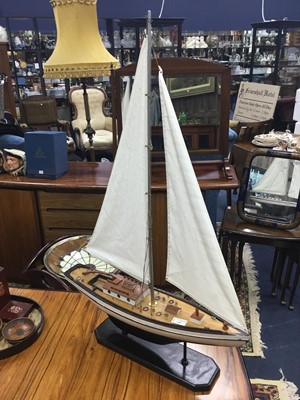 Lot 418 - A MODEL YACHT