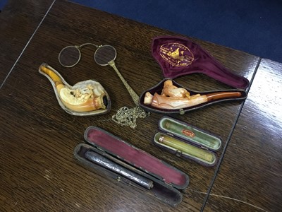 Lot 469 - A COLLECTION OF SMOKING ITEMS