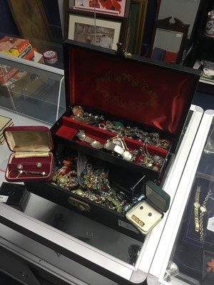 Lot 474 - A COLLECTION OF SILVER AND COSTUME JEWELLERY