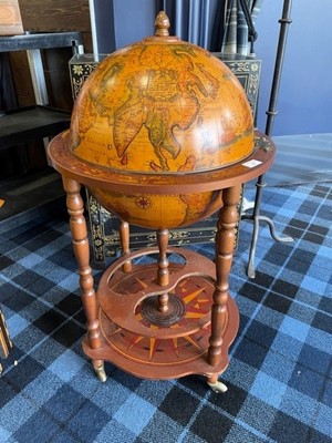 Lot 521 - A TERRESTRIAL GLOBE BAR