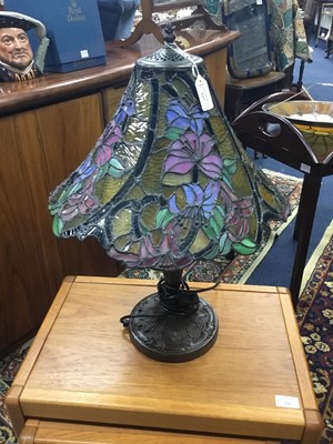 Lot 527 - A TIFFANY STYLE TABLE LAMP