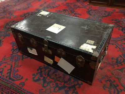 Lot 355A - A VINTAGE TRAVEL TRUNK AND A BLANKET CHEST