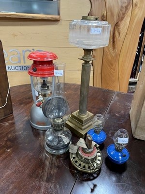 Lot 345A - A BRASS COLUMN OIL LAMP AND FOUR OTHER LAMPS