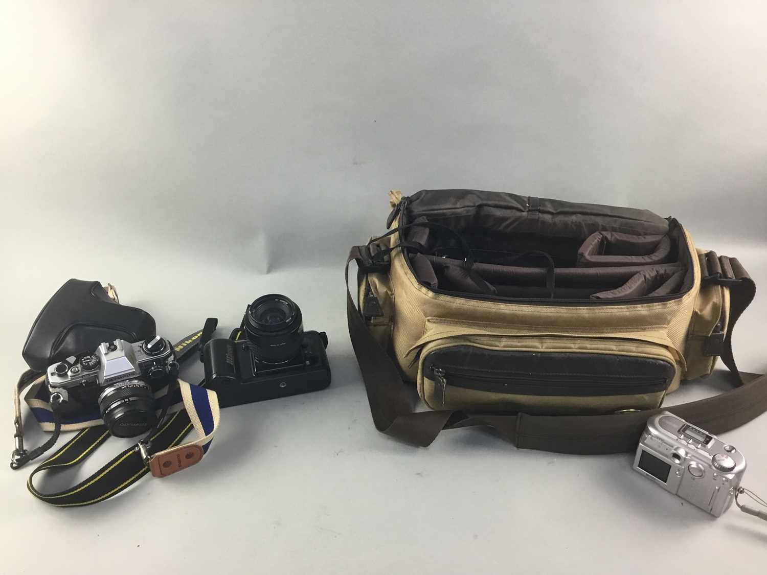 Lot 64 - A LOT OF CAMERAS AND ACCESSORIES