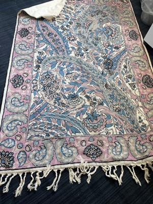 Lot 130 - A 20TH CENTURY RUG