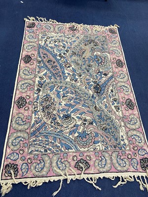 Lot 130 - A 20TH CENTURY RUG