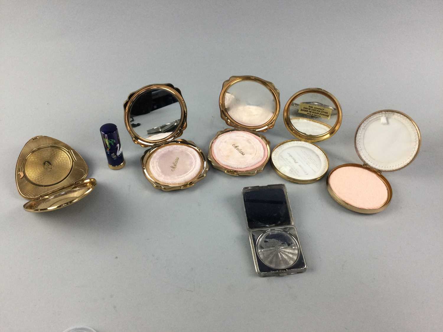 Lot 45 - A COLLECTION OF COSTUME JEWELLERY AND COMPACTS