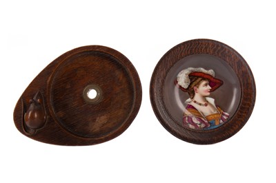 Lot 286 - AN OAK DISH IN THE STYLE OF MOUSEMAN