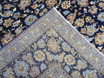Lot 1605 - A PERSIAN KASHAN HAND KNOTTED WOOL CARPET