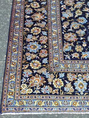 Lot 1605 - A PERSIAN KASHAN HAND KNOTTED WOOL CARPET