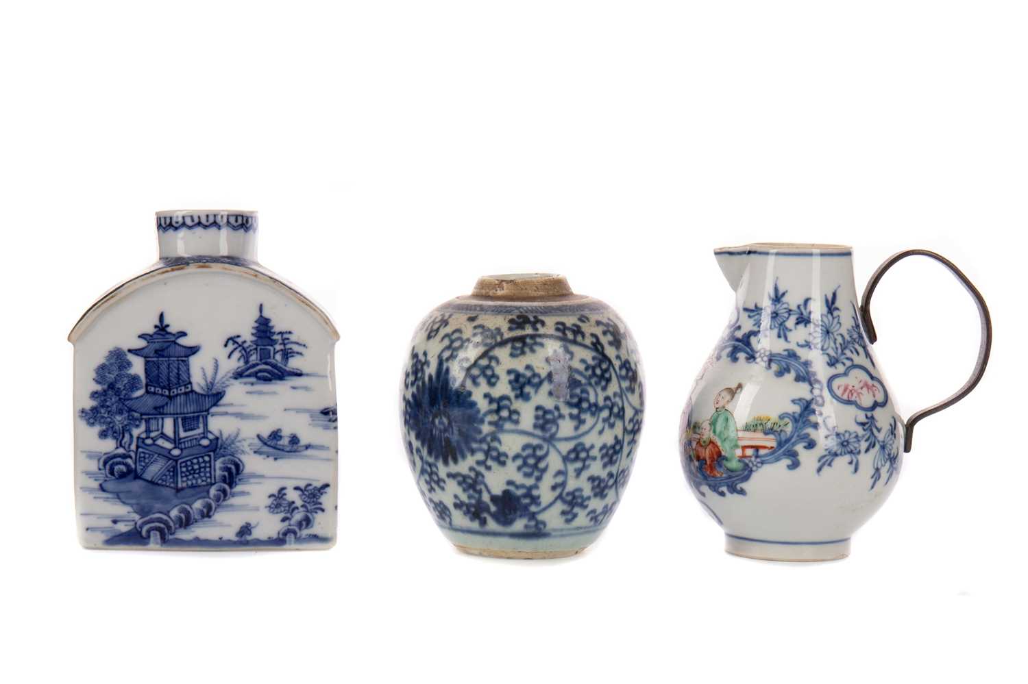 Lot 1857 - AN EARLY 19TH CENTURY CHINESE BLUE AND WHITE TEA CADDY AND OTHERS