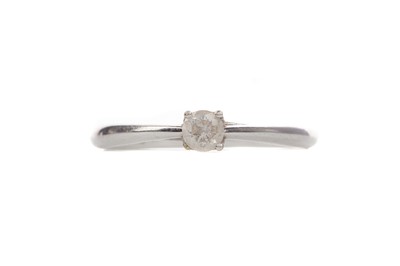 Lot 1369 - A DIAMOND SOLITAIRE RING