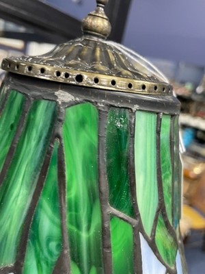 Lot 150 - A TIFFANY STYLE TABLE LAMP