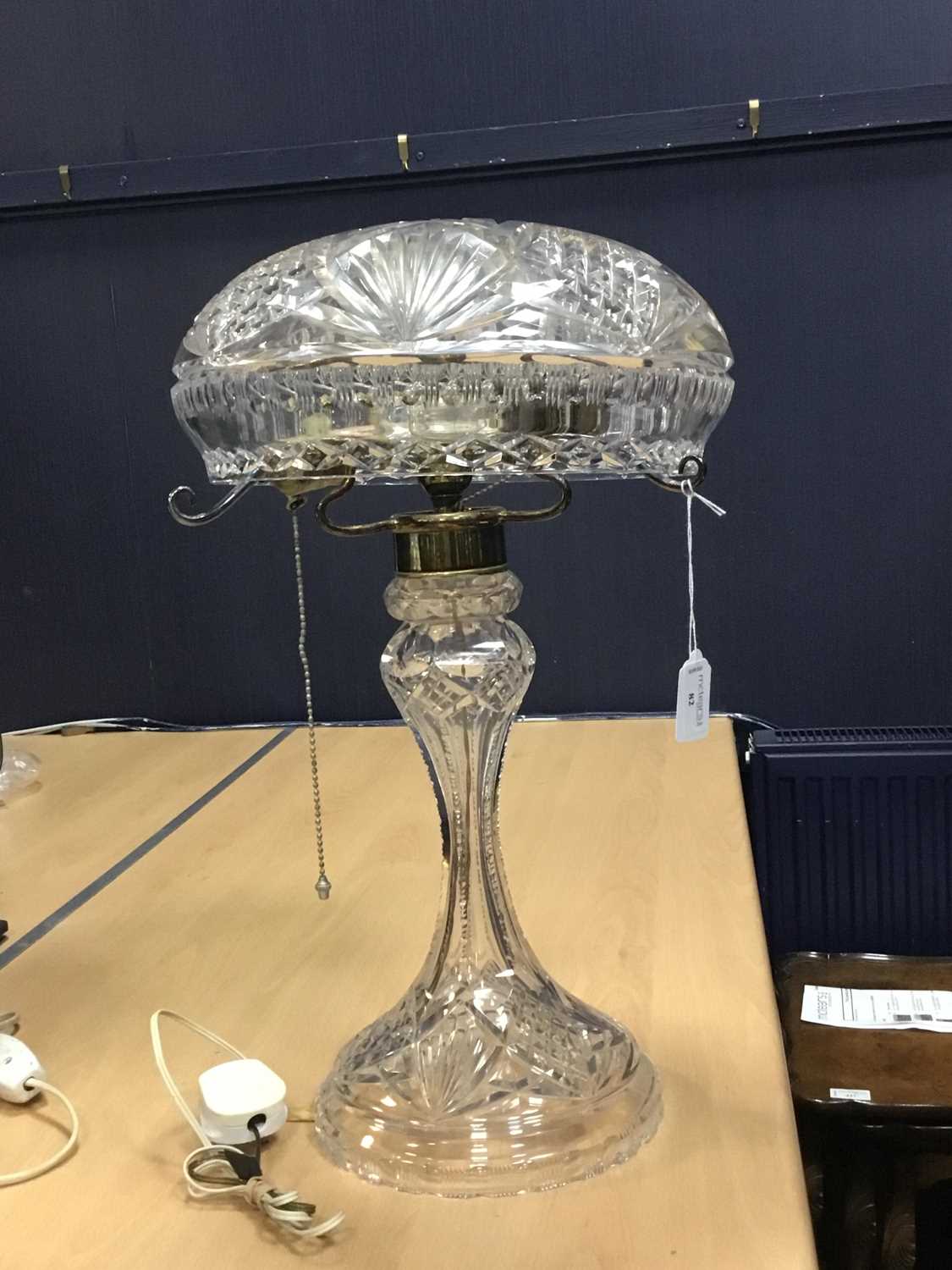 Lot 82 - AN EARLY 20TH CENTURY CRYSTAL TABLE LAMP