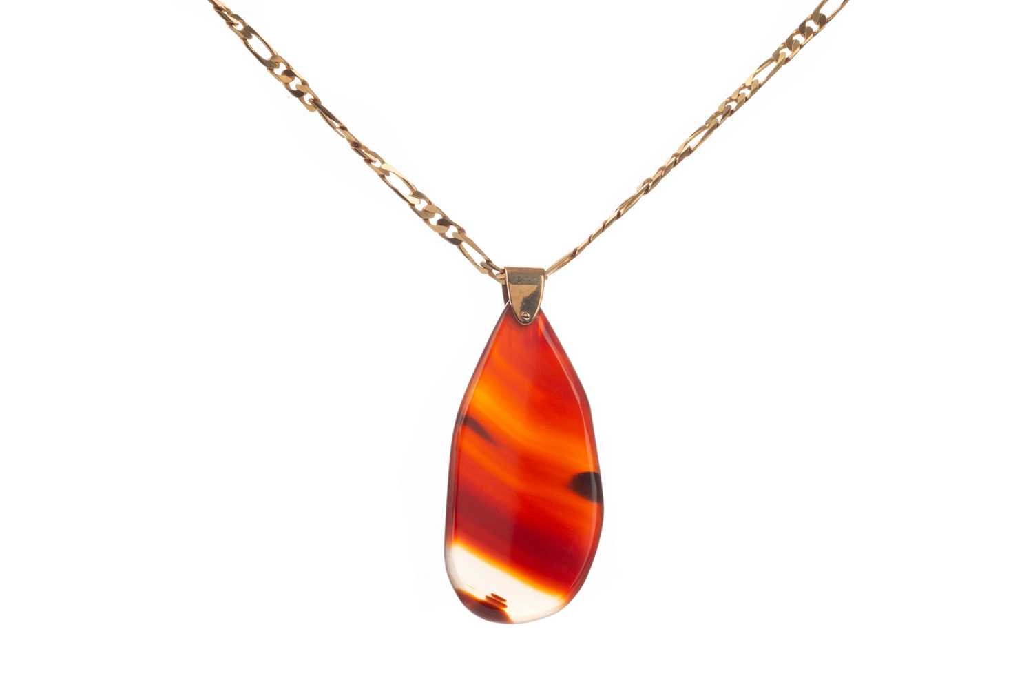 Lot 1419 - A POLISHED AGATE PENDANT ON FIGARO CHAIN