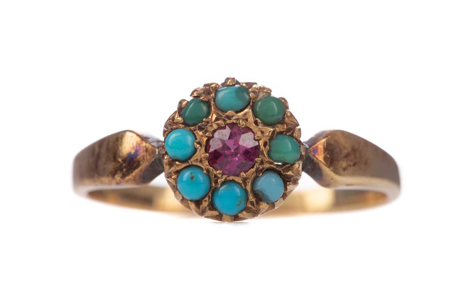 Lot 1409 - A TURQUOISE CLUSTER RING