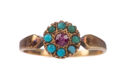 Lot 1409 - A TURQUOISE CLUSTER RING