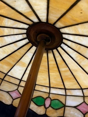 Lot 197 - A TIFFANY STYLE LAMP