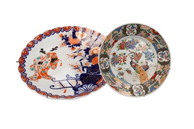Lot 1825 - AN EARLY 20TH CENTURY JAPANESE IMARI PATTERNED CIRCULAR PLAQUE AND ANOTHER