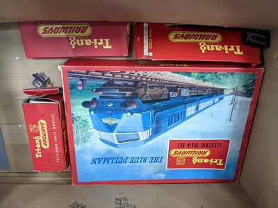 Lot 313 - A COLLECTION OF HORNBY MODEL RAILWAY CARRIAGES, ENGINES, TRACK AND ACCESSORIES