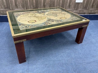 Lot 318 - A MAHOGANY AND BRASS GLASS TOPPED COFFEE TABLE