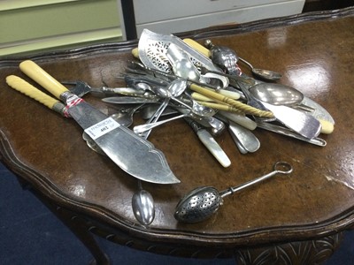 Lot 402 - A SILVER PLATED MARROW SCOOP ALONG WITH OTHER PLATED ITEMS