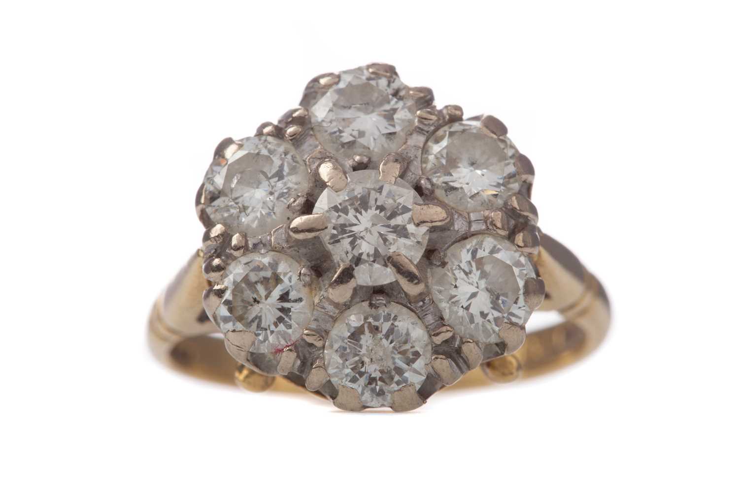 Lot 1547 - A DIAMOND CLUSTER RING