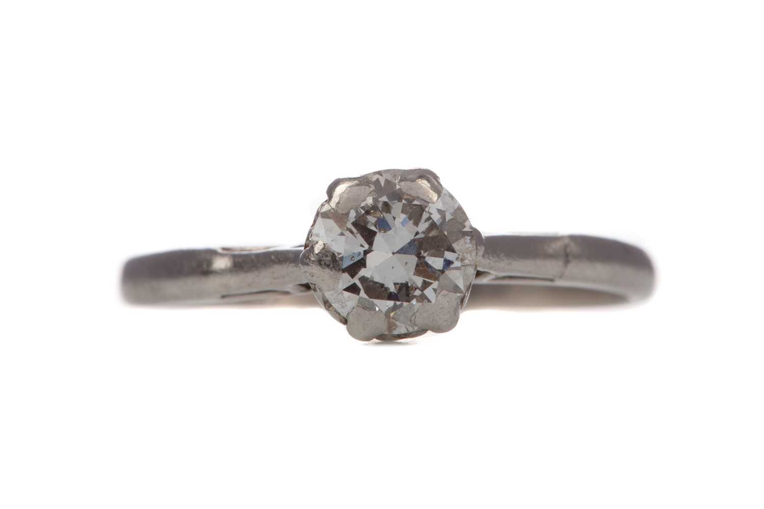 Lot 1548 - A DIAMOND SOLITAIRE RING