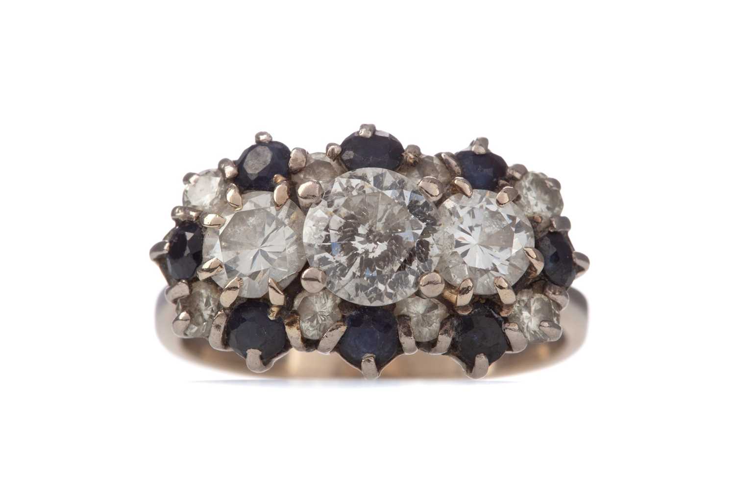 Lot 1551 - A SAPPHIRE AND DIAMOND CLUSTER RING