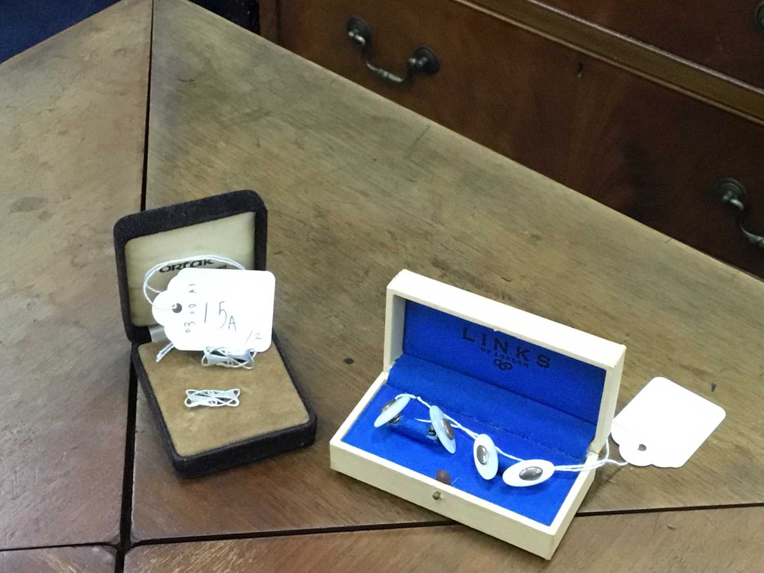Lot 15 - A PAIR OF LINKS OF LONDON SILVER AND MOTHER OF PEARL CUFFLINKS ALONG WITH ANOTHER PAIR OF CUFFLINKS