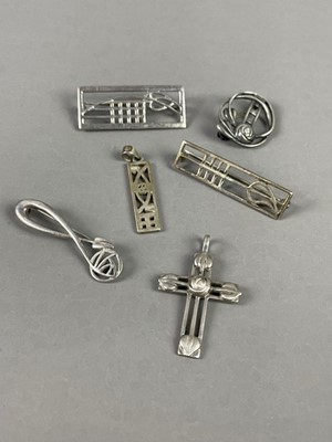 Lot 7 - A COLLECTION OF SILVER BROOCHES AND PENDANTS