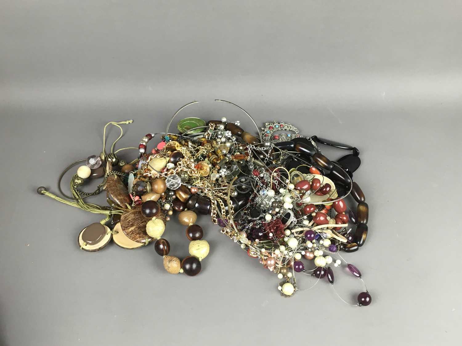 Lot 50 - A LARGE COLLECTION OF COSTUME JEWELLERY