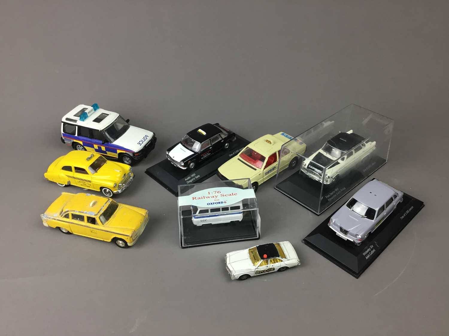 Lot 19 - A COLLECTION OF CORGI, LLEDO, OXFORD AND MATCHBOX MODEL VEHICLES