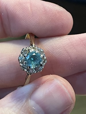 Lot 101 - A ZIRCON AND DIAMOND CLUSTER RING