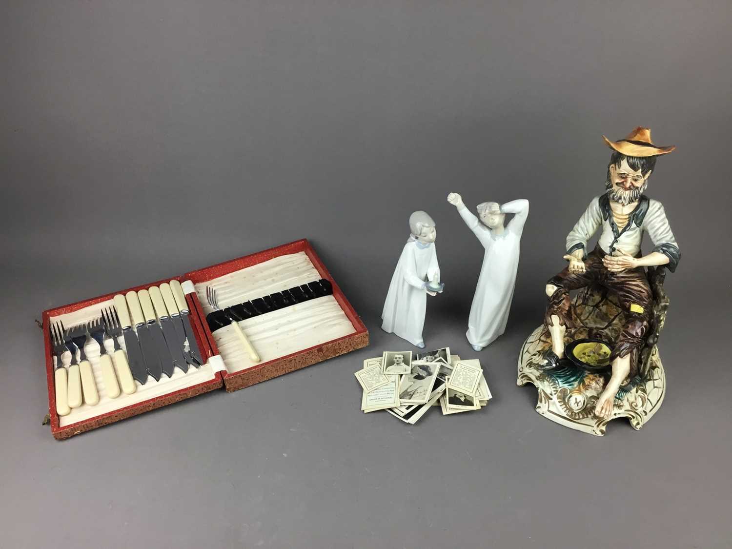 Lot 42 - A LOT OF TWO LLADRO FIGURES OF CHILDREN IN NIGHT DRESS ALONG WITH OTHER ITEMS