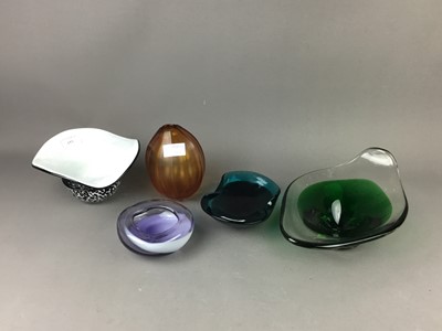 Lot 153 - A COLLECTION OF ART GLASS ITEMS